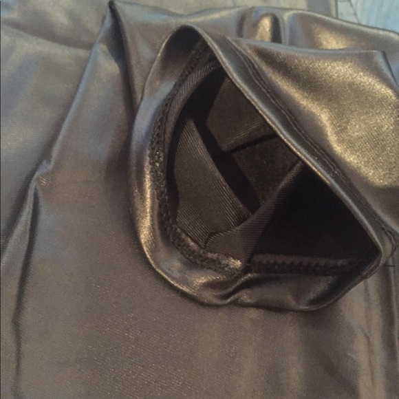 😍Stretchy Black faux leather leggings 💕 - Picture 3 of 5